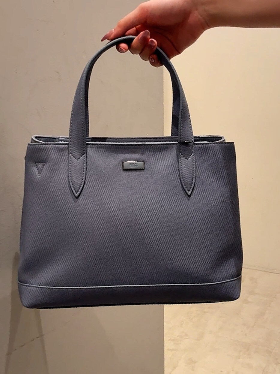ブルー系のシャツ/ブラウス、ブラック系のデニムパンツ、ブルー系のトートバッグを着用したレディースの夏コーディネートの10枚目の写真