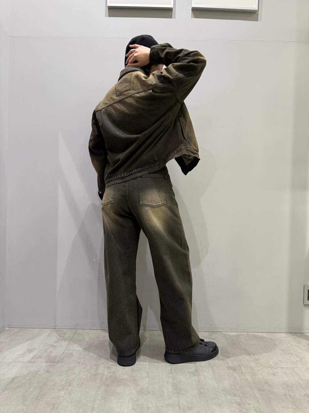 ブルー系のデニムパンツ、グレー系のその他シューズ、ブラウン系のTシャツ/カットソーを着用したレディースの春コーディネートの2枚目の写真