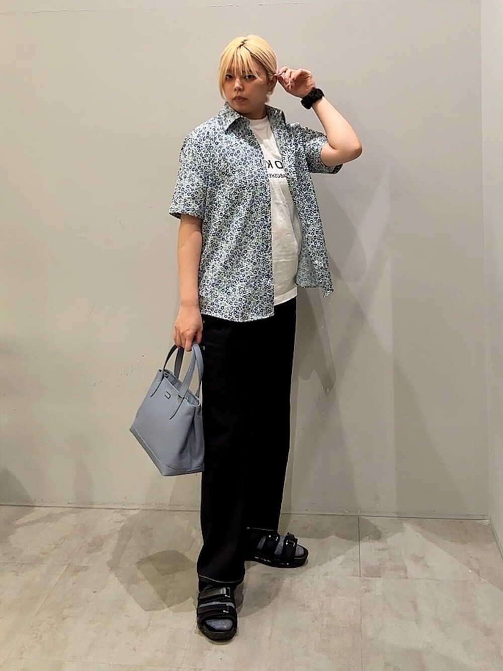 ブルー系のシャツ/ブラウス、ブラック系のデニムパンツ、ブルー系のトートバッグを着用したレディースの夏コーディネートの5枚目の写真