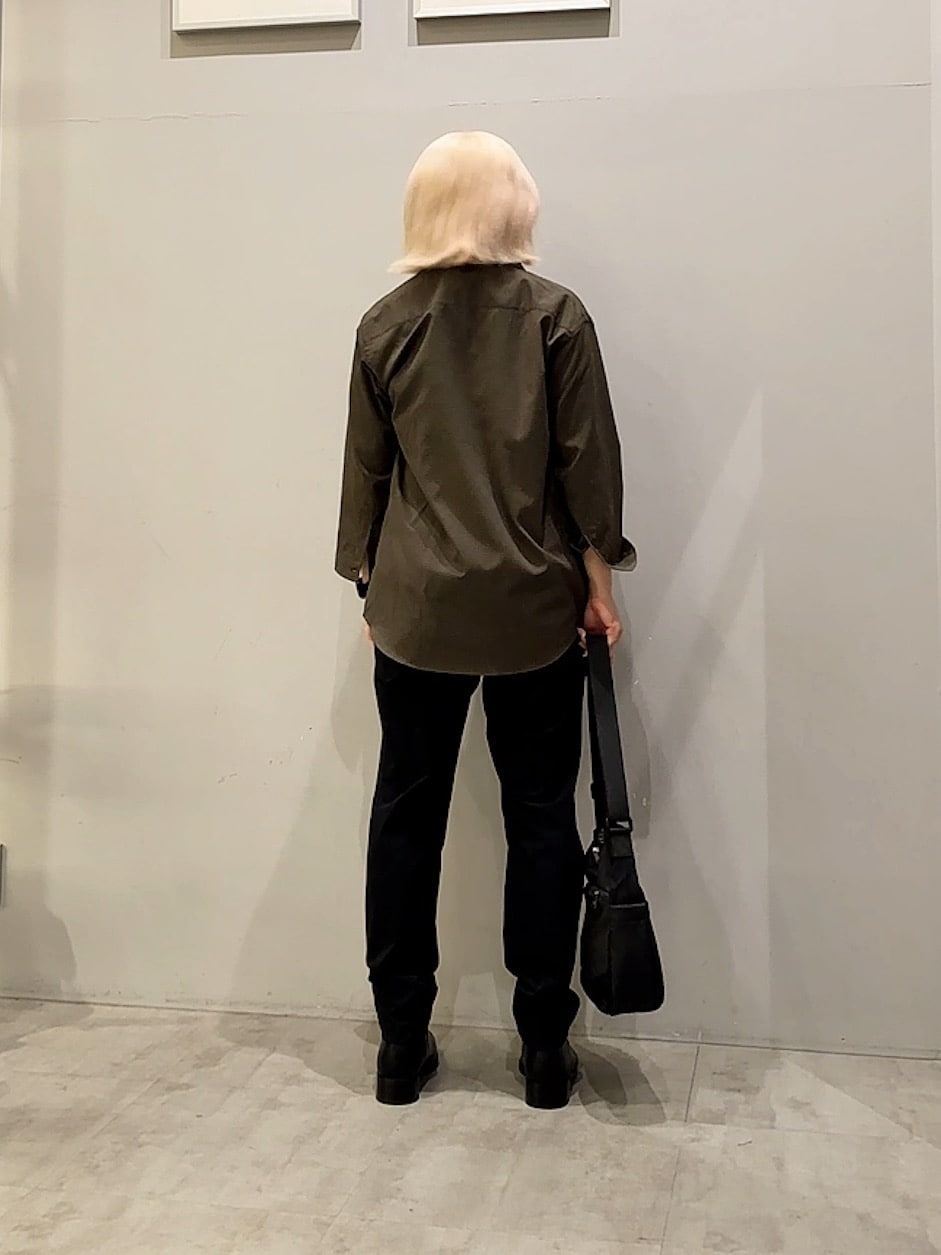 ブラウン系のTシャツ/カットソー、グリーン系のシャツ/ブラウス、ブラック系のスラックスを着用したレディースの夏コーディネートの3枚目の写真