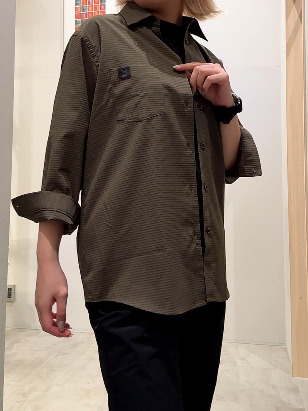 ブラウン系のTシャツ/カットソー、グリーン系のシャツ/ブラウス、ブラック系のスラックスを着用したレディースの夏コーディネートの6枚目の写真