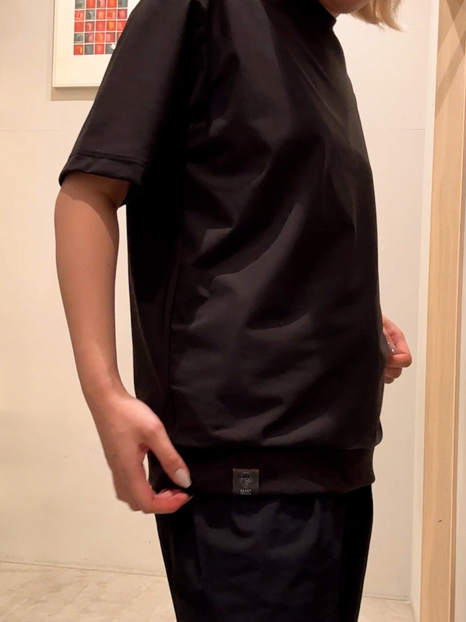 ブラウン系のTシャツ/カットソー、グリーン系のシャツ/ブラウス、ブラック系のスラックスを着用したレディースの夏コーディネートの5枚目の写真