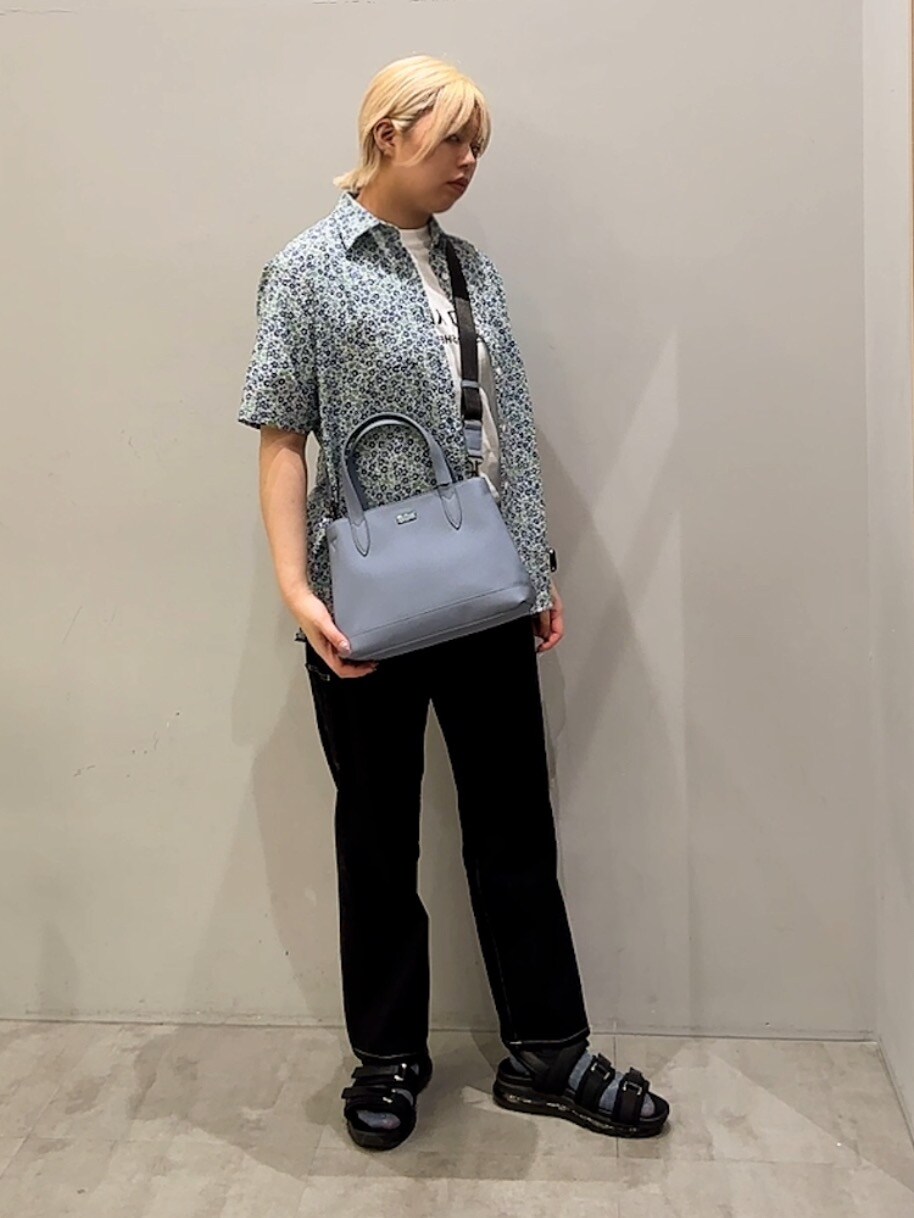 ブルー系のシャツ/ブラウス、ブラック系のデニムパンツ、ブルー系のトートバッグを着用したレディースの夏コーディネートの4枚目の写真