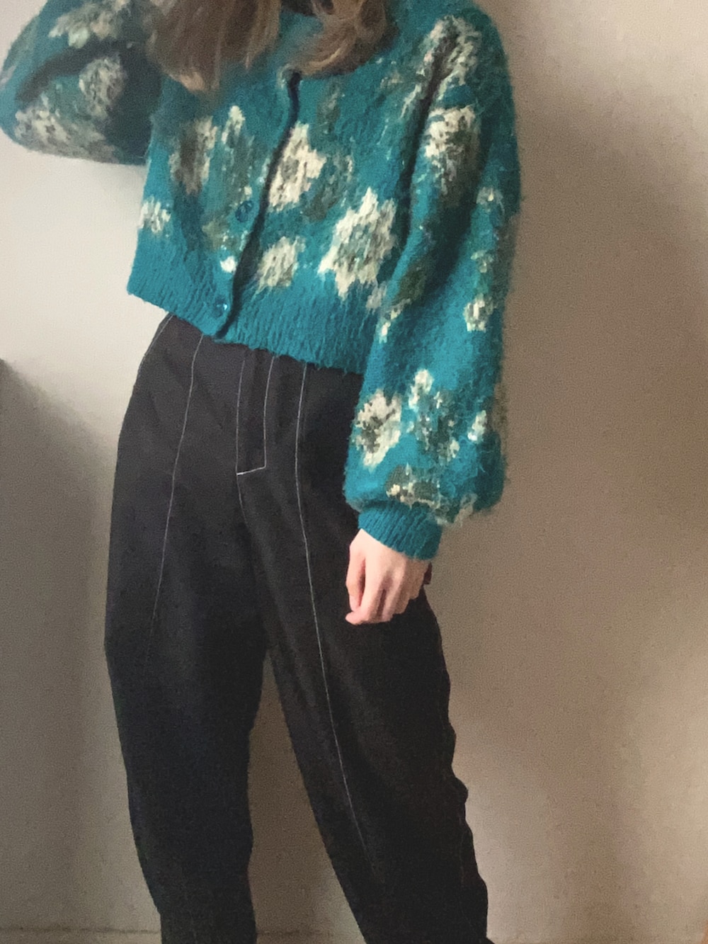 ブラック系のスラックス、ブルー系のカーディガン/ボレロを着用したレディースの春コーディネートの2枚目の写真