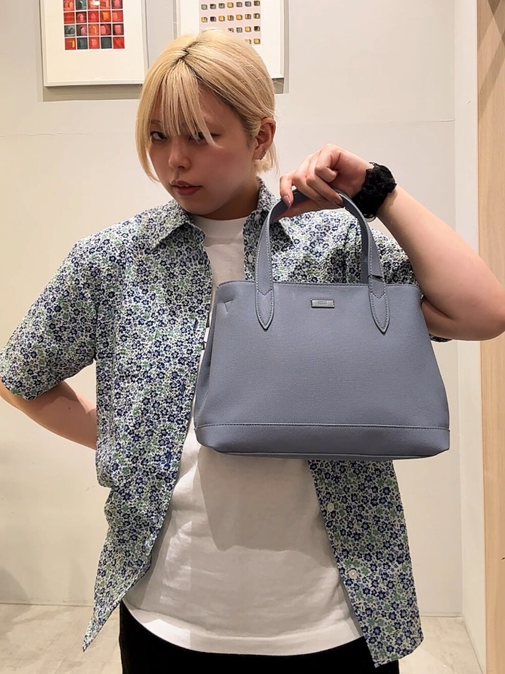 ブルー系のシャツ/ブラウス、ブラック系のデニムパンツ、ブルー系のトートバッグを着用したレディースの夏コーディネートの9枚目の写真