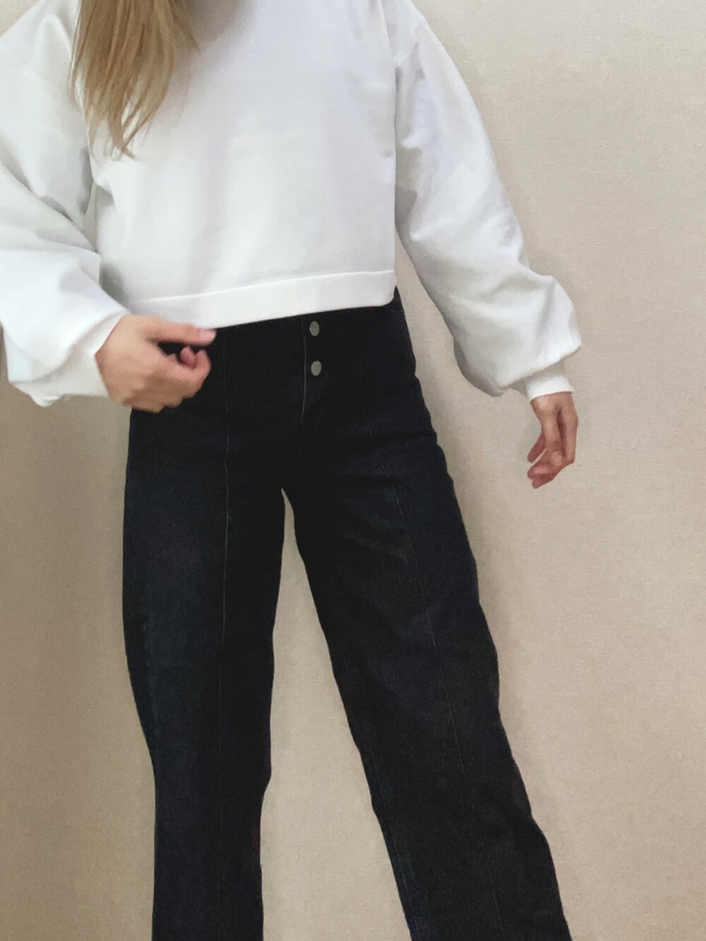 ブラック系のデニムパンツ、ホワイト系のニット/セーター、ブラック系のニット/セーターを着用したレディースの春コーディネートの2枚目の写真