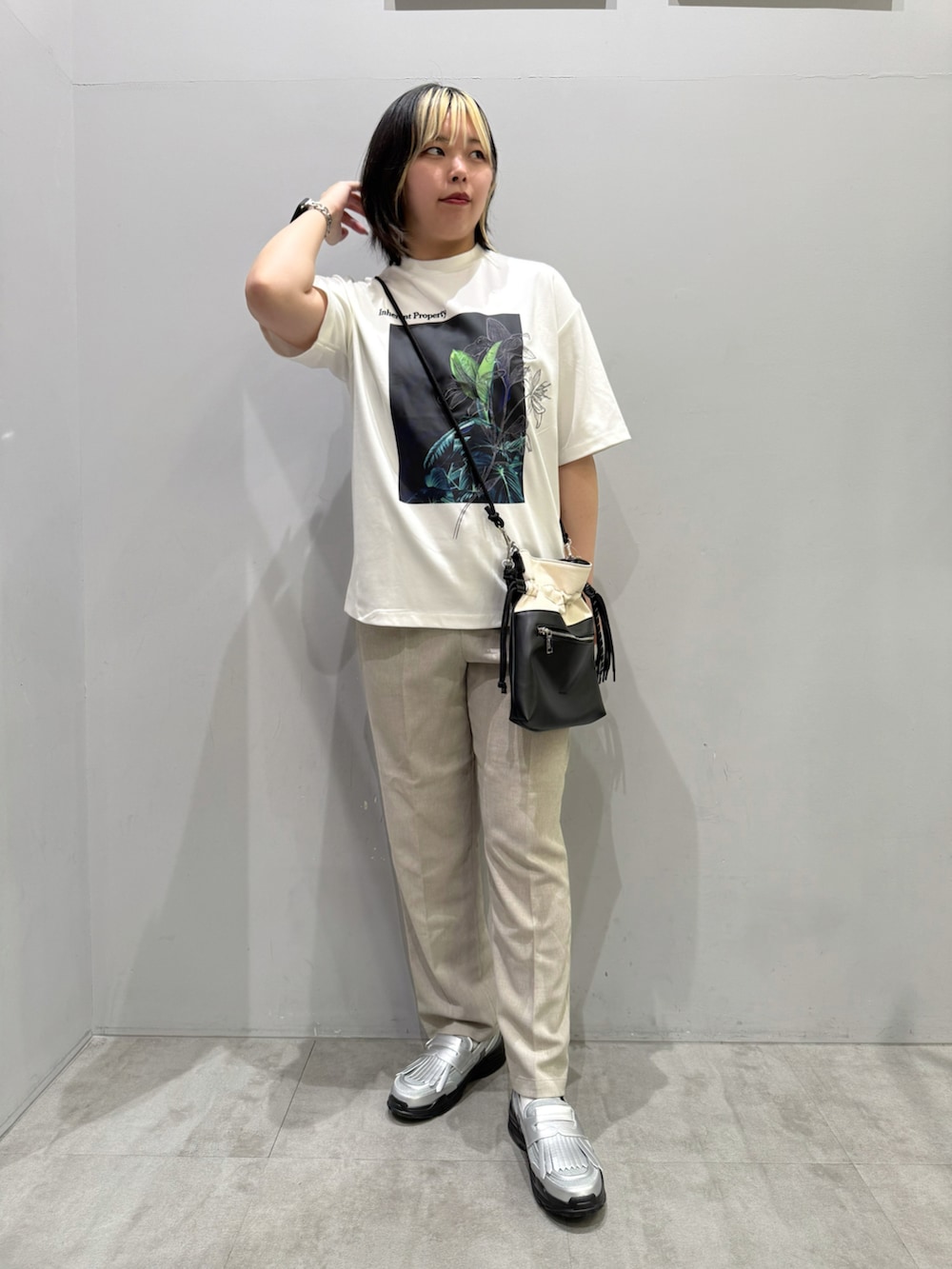 シルバー系のその他シューズ、ベージュ系のその他パンツ、ベージュ系のシャツ/ブラウスを着用したレディースの春コーディネートの3枚目の写真