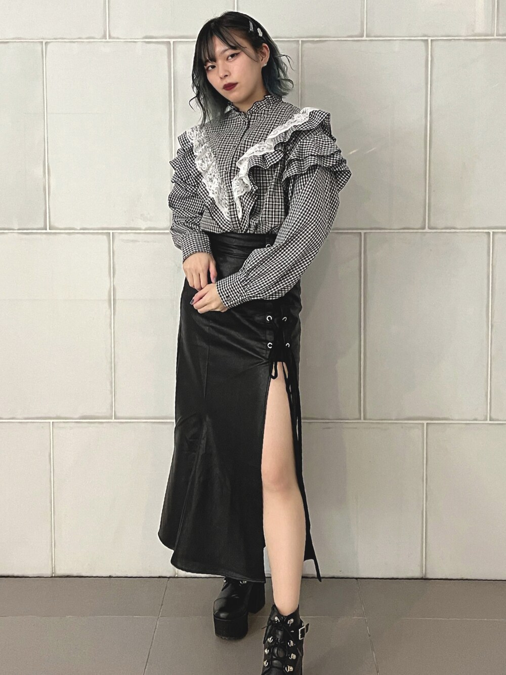 ブラック系のシャツ/ブラウス、ブラック系のスカートを着用したレディースの冬コーディネートの3枚目の写真