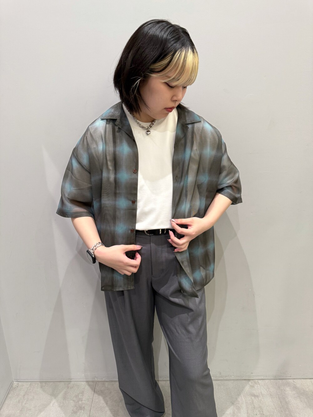 グレー系のその他パンツ、ホワイト系のTシャツ/カットソー、グリーン系のシャツ/ブラウスを着用したレディースの夏コーディネートの2枚目の写真