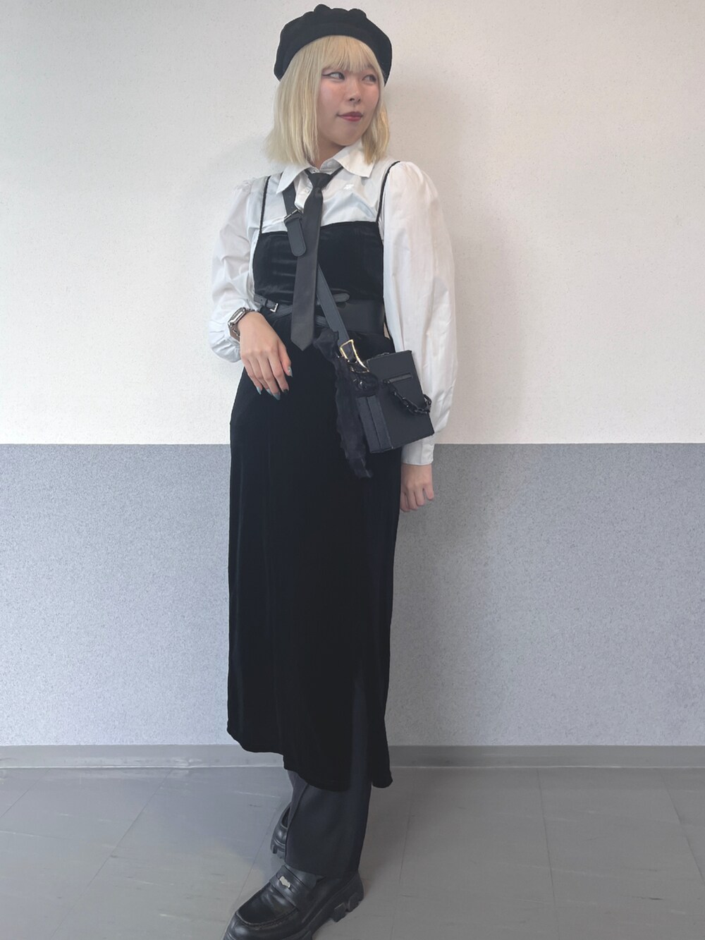 ホワイト系のシャツ/ブラウス、ブラック系のショルダーバッグ、ブラック系のワンピースを着用したレディースの冬コーディネートの3枚目の写真