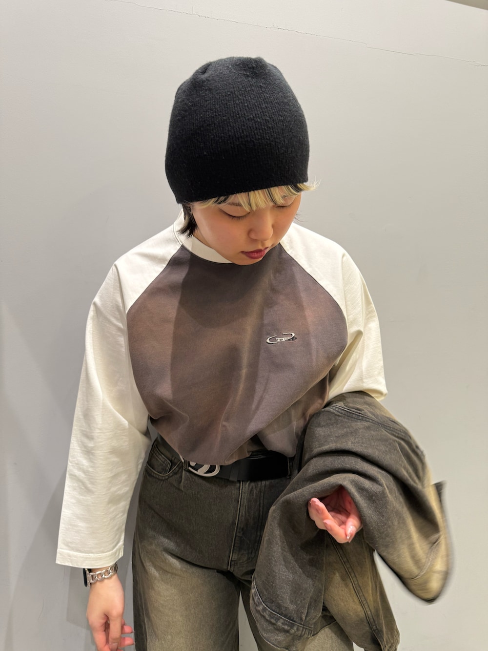 ブルー系のデニムパンツ、グレー系のその他シューズ、ブラウン系のTシャツ/カットソーを着用したレディースの春コーディネートの4枚目の写真