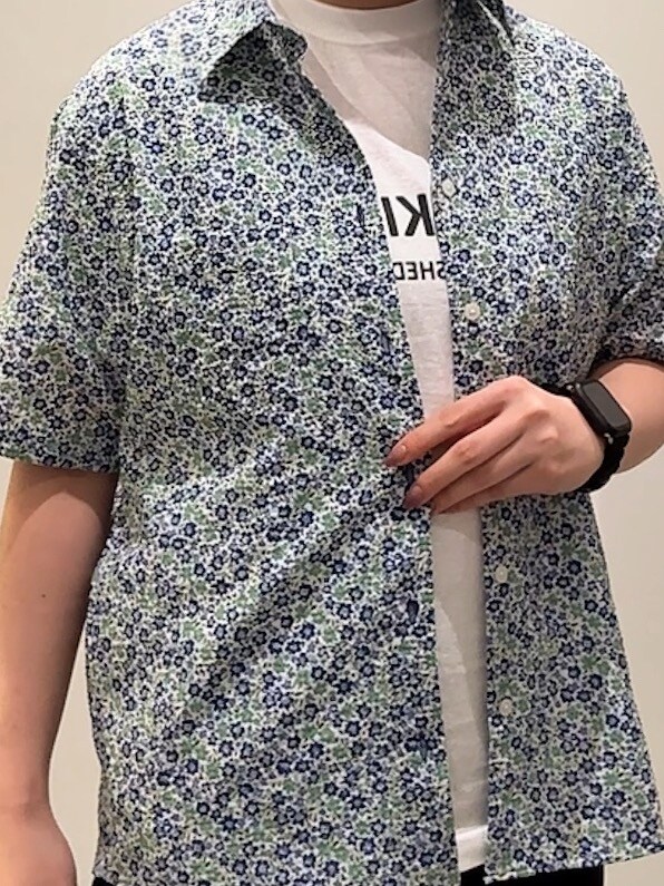 ブルー系のシャツ/ブラウス、ブラック系のデニムパンツ、ブルー系のトートバッグを着用したレディースの夏コーディネートの8枚目の写真