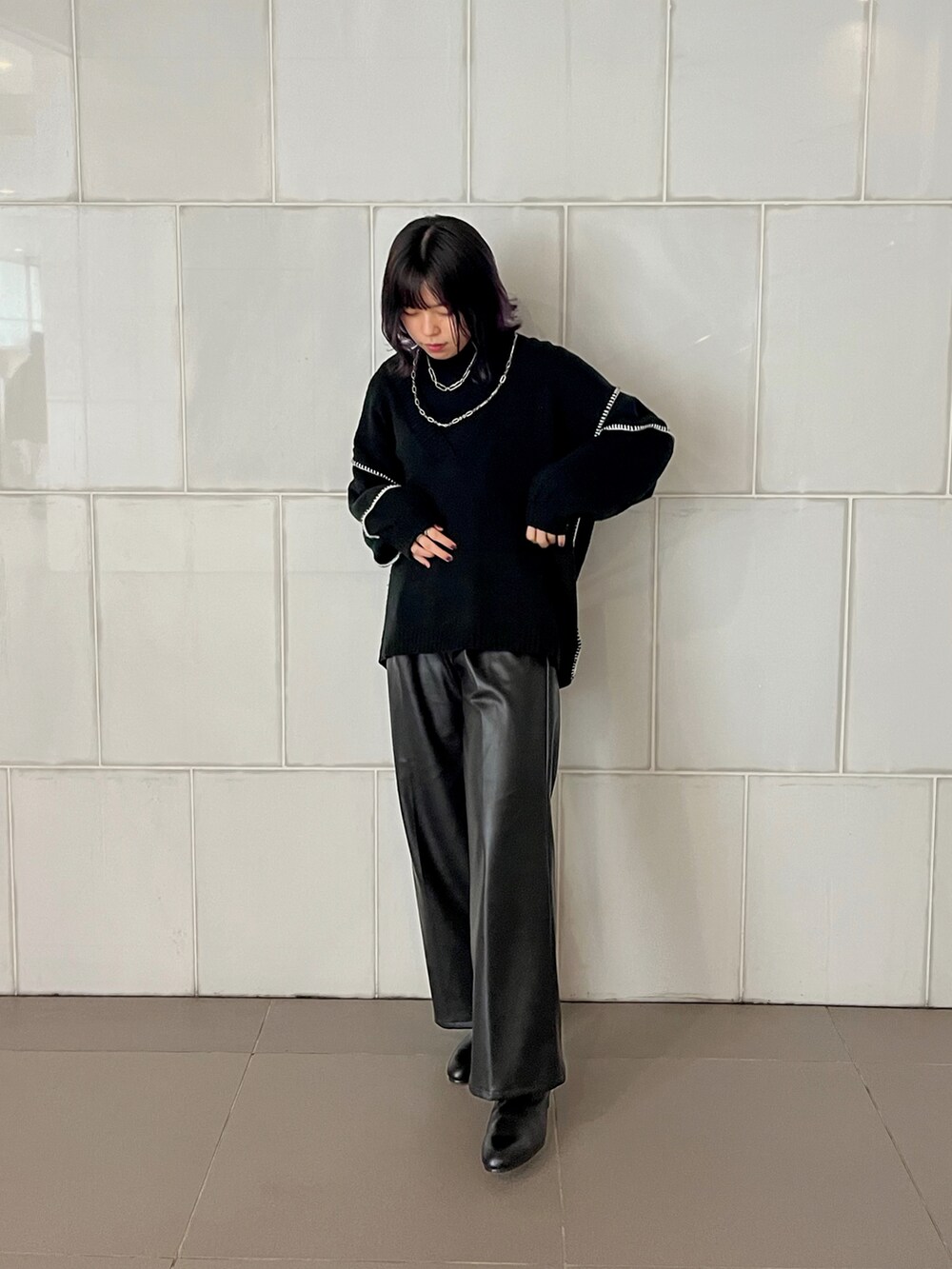 ブラック系のその他パンツ、ブラック系のブーツ、ブラック系のニット/セーターを着用したレディースの冬コーディネートの2枚目の写真