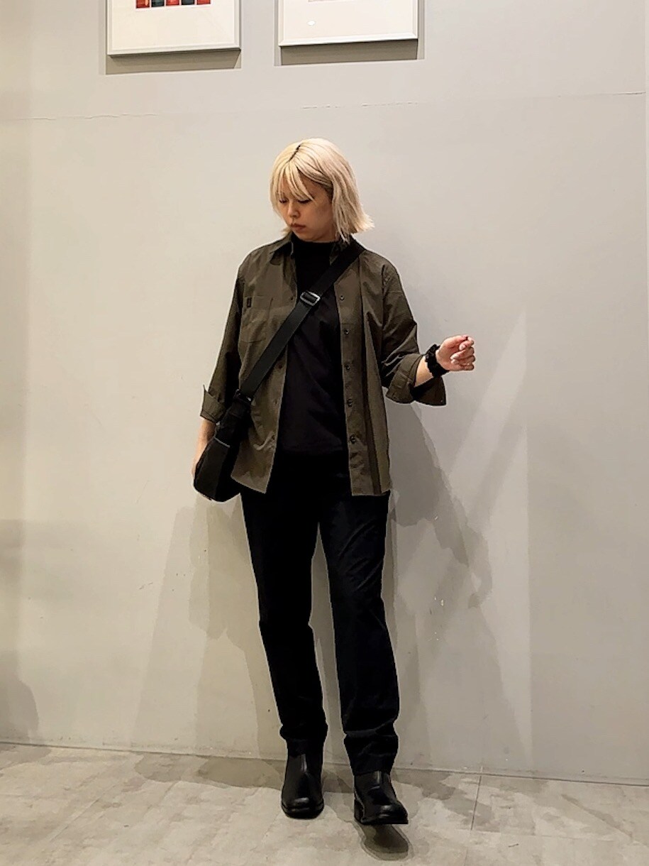 ブラウン系のTシャツ/カットソー、グリーン系のシャツ/ブラウス、ブラック系のスラックスを着用したレディースの夏コーディネートの4枚目の写真