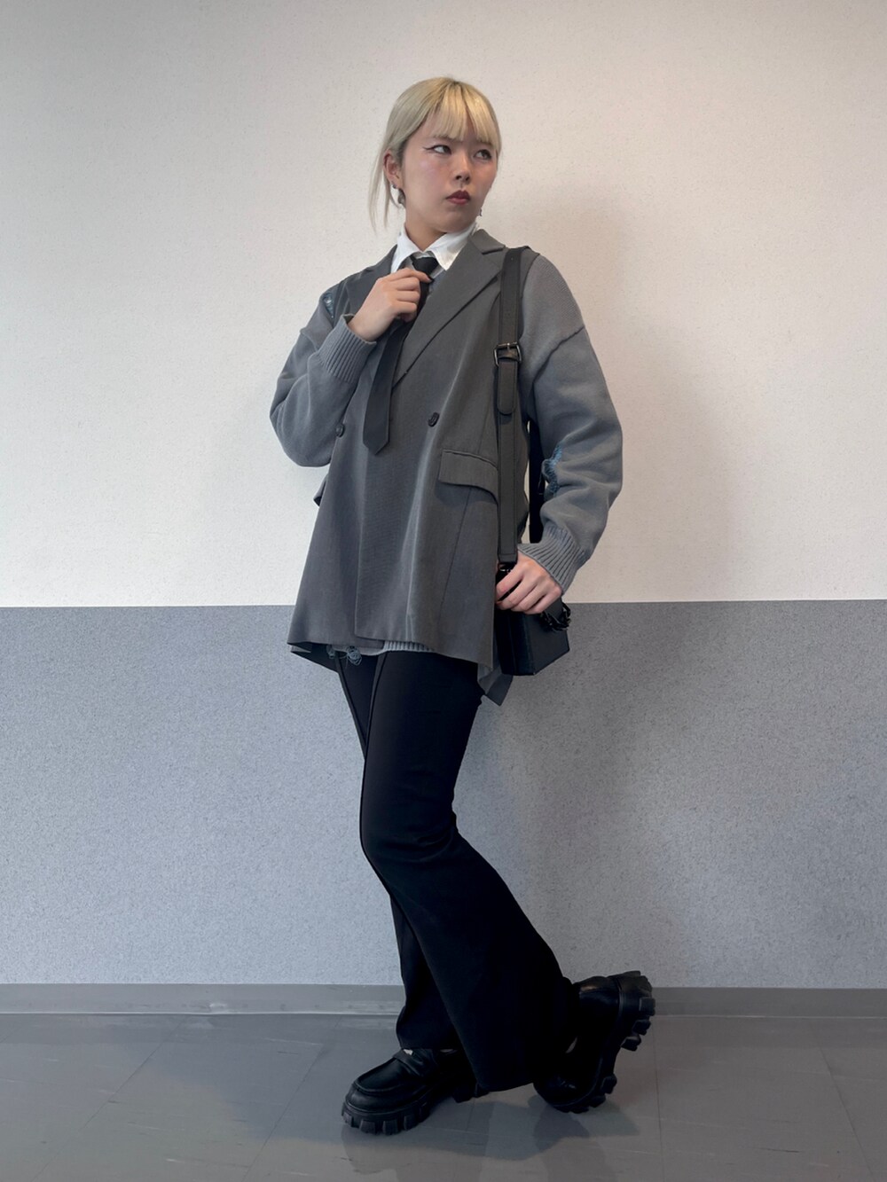 ブラック系のその他パンツ、グレー系のその他アウター、グレー系のニット/セーターを着用したレディースの夏コーディネートの3枚目の写真