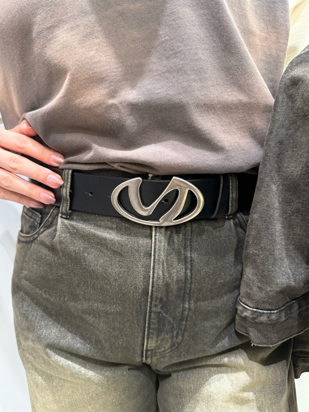 ブルー系のデニムパンツ、グレー系のその他シューズ、ブラウン系のTシャツ/カットソーを着用したレディースの春コーディネートの5枚目の写真