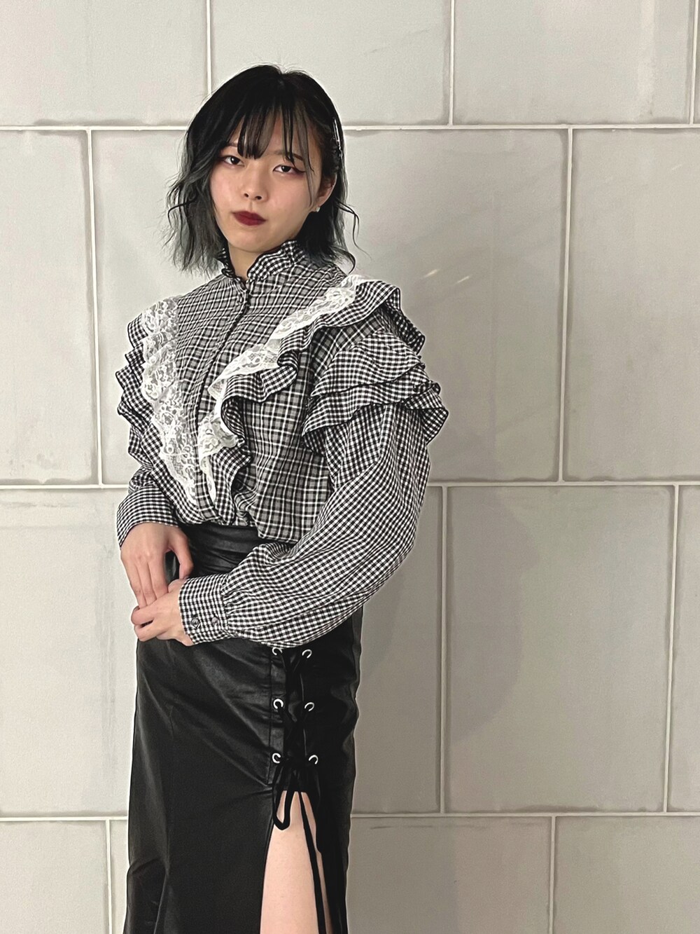 ブラック系のシャツ/ブラウス、ブラック系のスカートを着用したレディースの冬コーディネートの2枚目の写真