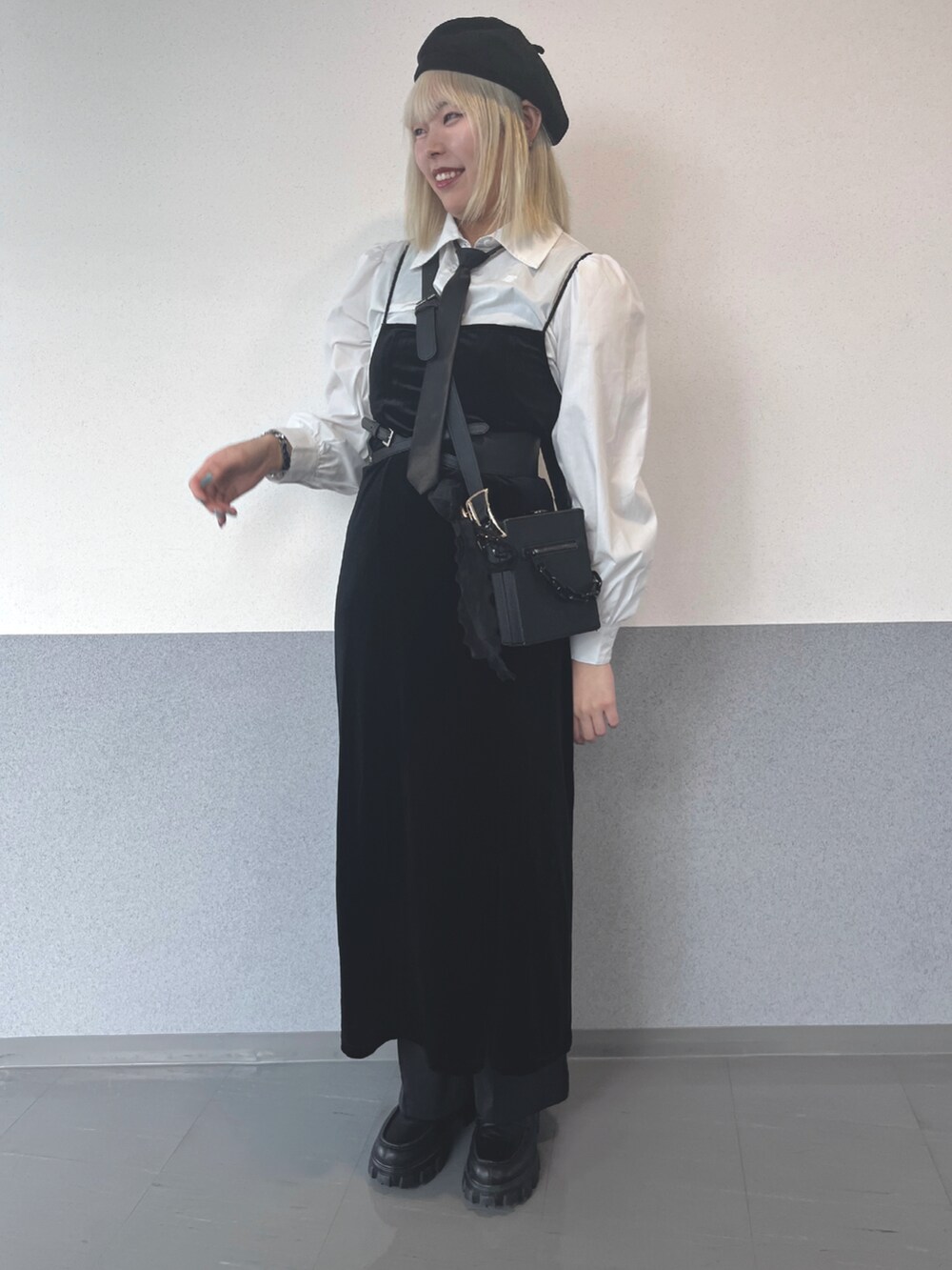 ホワイト系のシャツ/ブラウス、ブラック系のショルダーバッグ、ブラック系のワンピースを着用したレディースの冬コーディネートの2枚目の写真