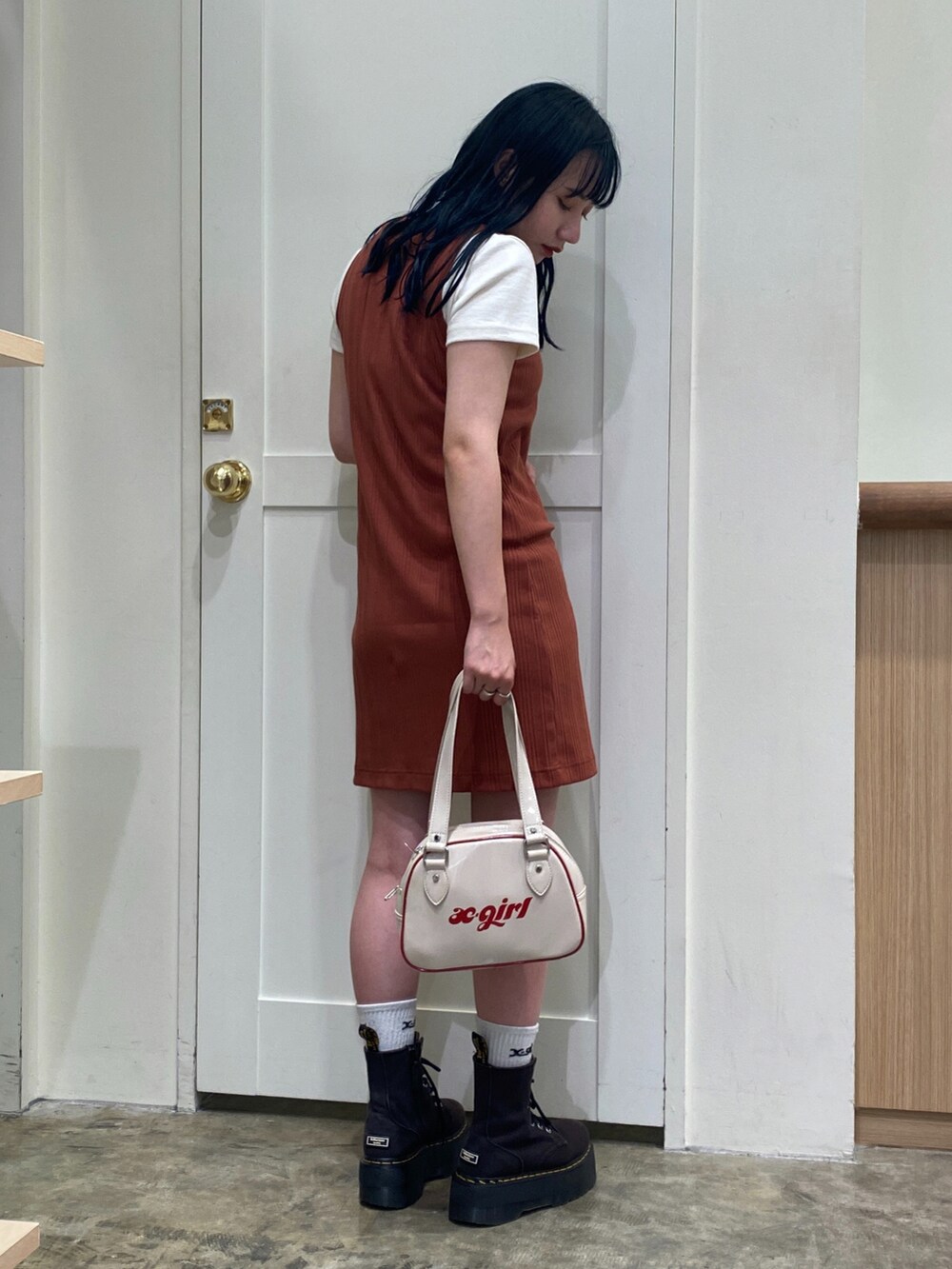 ホワイト系のボストンバッグ、ブラウン系のワンピース、ホワイト系のTシャツ/カットソーを着用したレディースの夏コーディネートの2枚目の写真