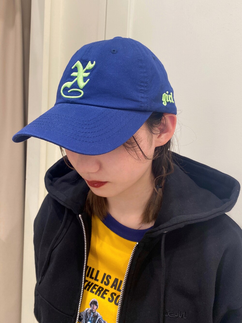 ブラック系のパーカー、イエロー系のTシャツ/カットソー、ブラック系のスウェットパンツを着用したレディースの冬コーディネートの3枚目の写真