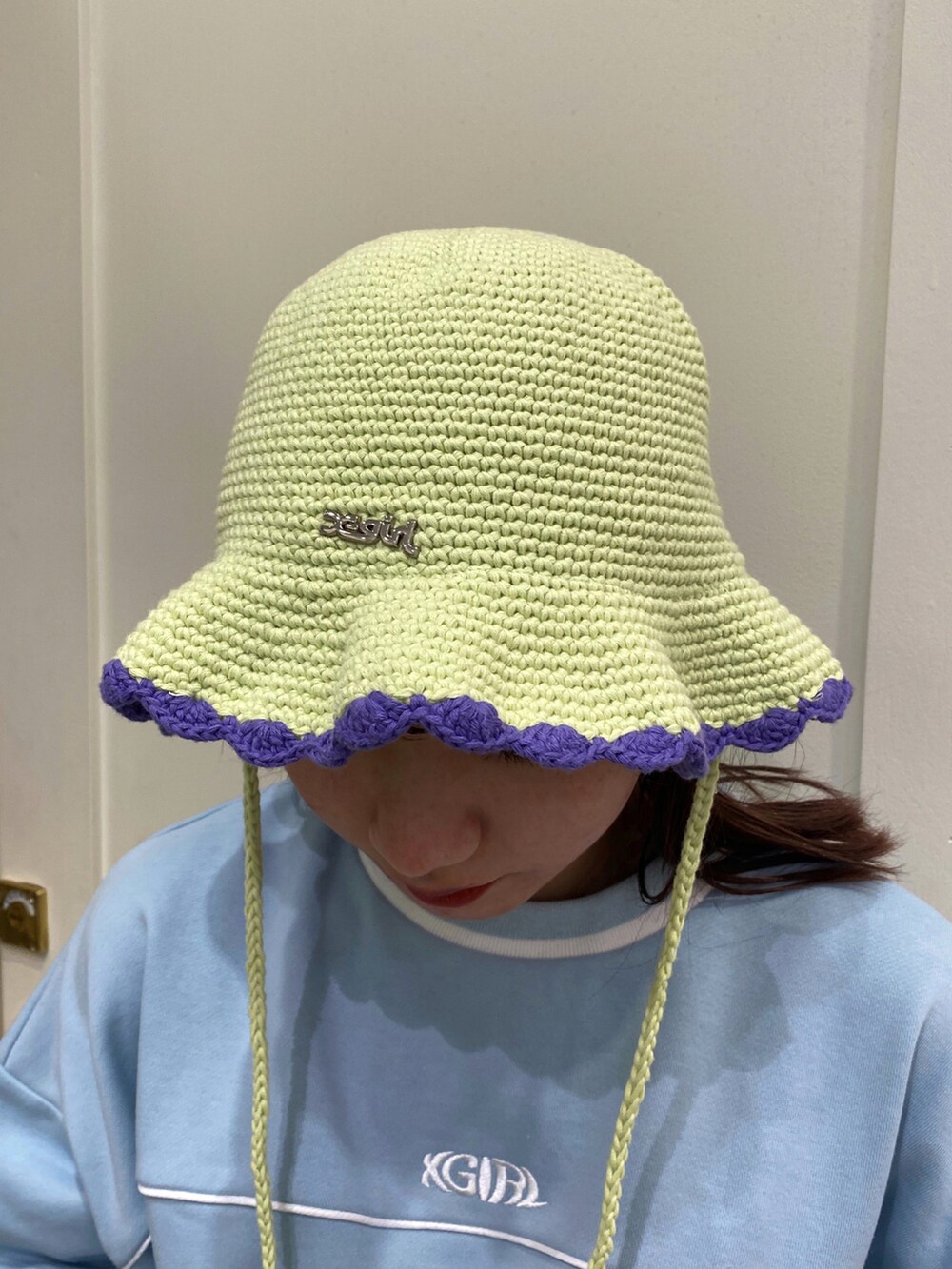 ブラック系のその他パンツ、ブルー系のスウェット、グリーン系のショルダーバッグを着用したレディースの春コーディネートの2枚目の写真