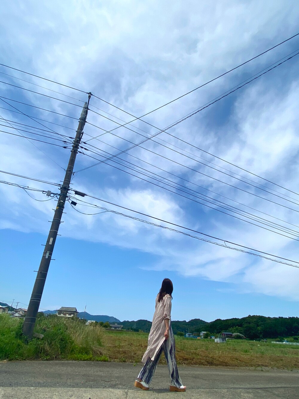 ベージュ系のシャツ/ブラウス、ホワイト系のTシャツ/カットソー、ベージュ系のその他パンツを着用したレディースの夏コーディネートの2枚目の写真