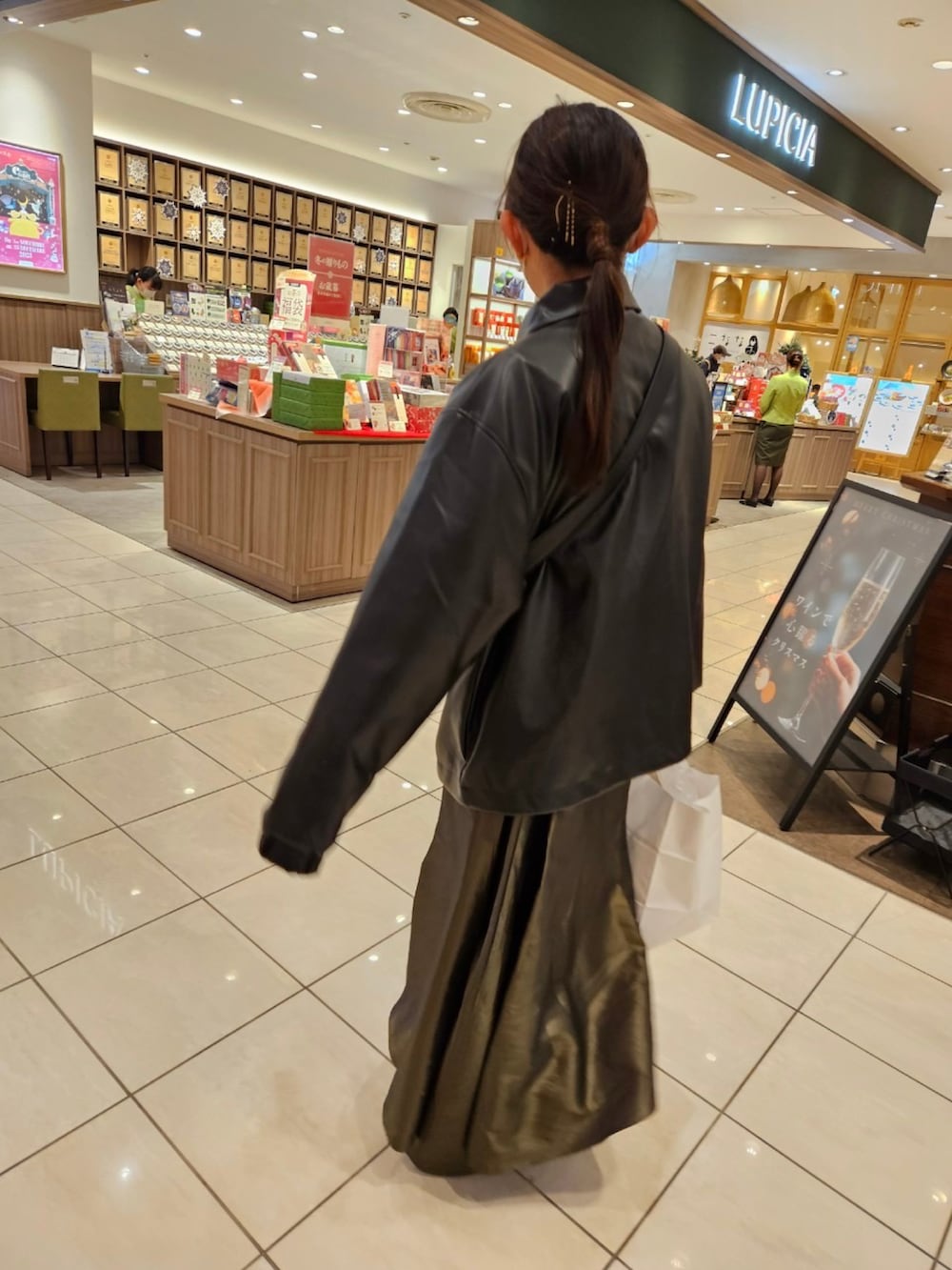 「レザージャケット、メンズライク、メガネ女子、ショルダーバッグ、ロングスカート、大人カジュアル、骨格ウェーブ、休日スタイル、マイベストコーデ2023、プチプラ、シンプル、高身長コーデ、休日コーデ、お出かけコーデ、カジュアル」｜「CIAOPANIC TYPYの【WEB限定】【ユニセックス】オーバーサイズフェイクレザーコーチジャケット（ライダースジャケット、ブラック系）」を使った、asuka𓂃⸜♡⸝さん（骨格ウェーブ・レディース・163cm）の冬コーディネートの2枚目の写真