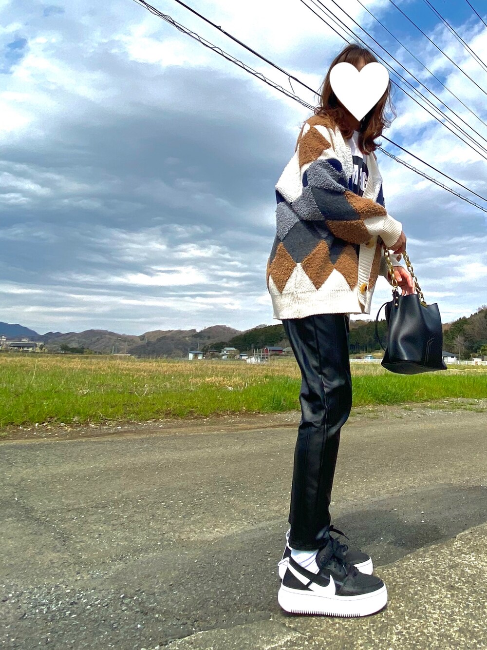 その他のカーディガン/ボレロ、ブラック系のショルダーバッグ、ブラック系のスニーカーを着用したレディースの春コーディネートの2枚目の写真