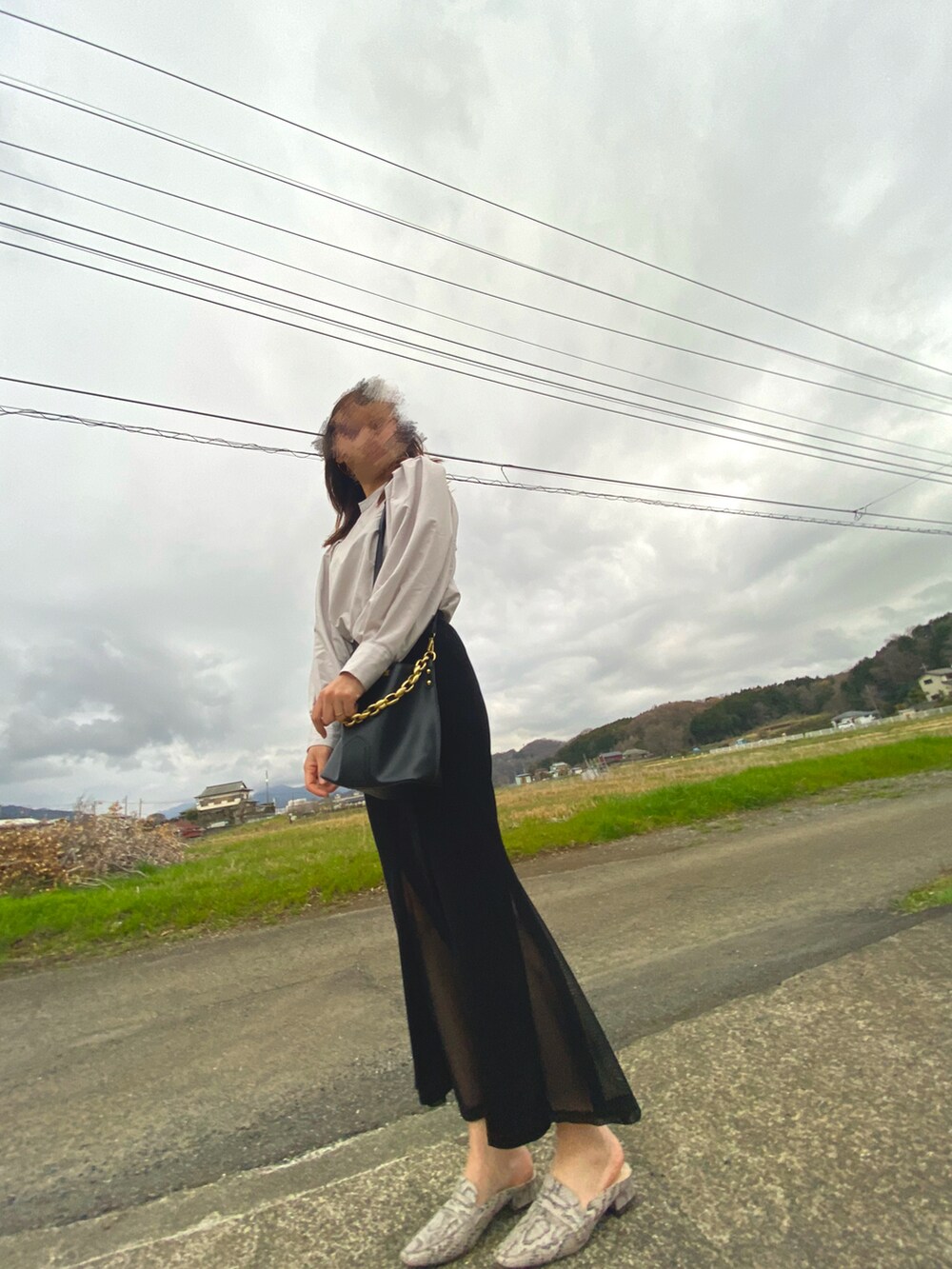 グレー系のシャツ/ブラウス、ブラック系のショルダーバッグ、ブラック系のスカートを着用したレディースの春コーディネートの2枚目の写真