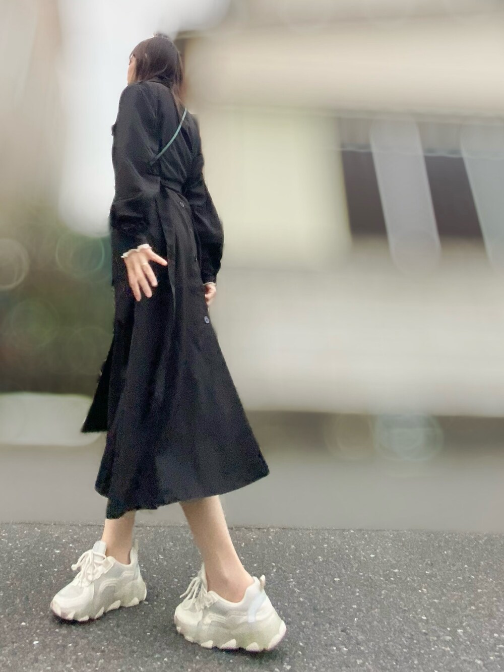 ブラック系のワンピース、グリーン系のショルダーバッグ、ベージュ系のTシャツ/カットソーを着用したレディースの春コーディネートの3枚目の写真