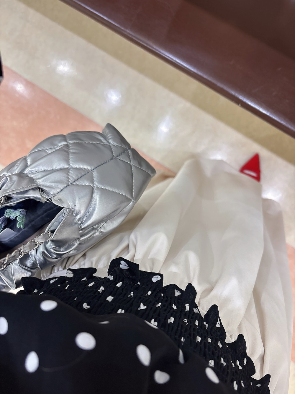 「ショルダーバッグ、大人カジュアル、大人ファッション、シンプルスタイル、大人かわいい、シンプル、バルーンスカート、最近のいい感じコーデ、パンプス、高身長コーデ、40代ファッション、ドット、プチプラ」｜「LOWRYS FARMのダブルリボンシューズ　 133045（パンプス、レッド系）」を使った、asuka𓂃⸜♡⸝さん（骨格ウェーブ・レディース・163cm）の春コーディネートの2枚目の写真