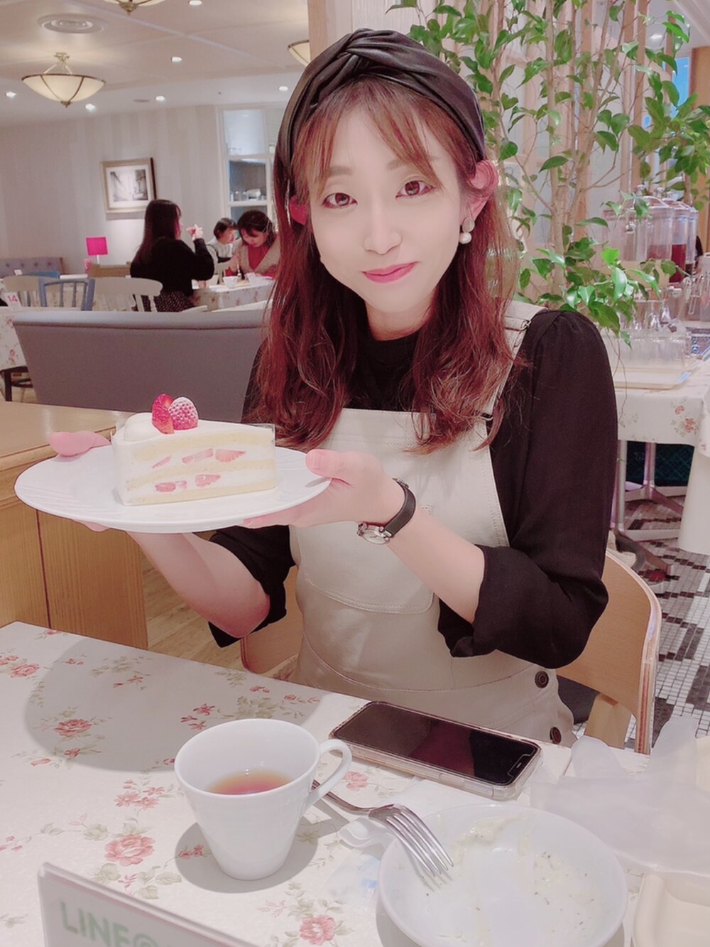 「オトナカジュアル、シンプルコーデ、シンプル、ジャンパースカート、GRL、低身長、ボウタイブラウス」｜「GRLのアイテム（ジャンパースカート、ベージュ系）」を使った、asuka𓂃⸜♡⸝さん（レディース・164cm）の春コーディネートの4枚目の写真