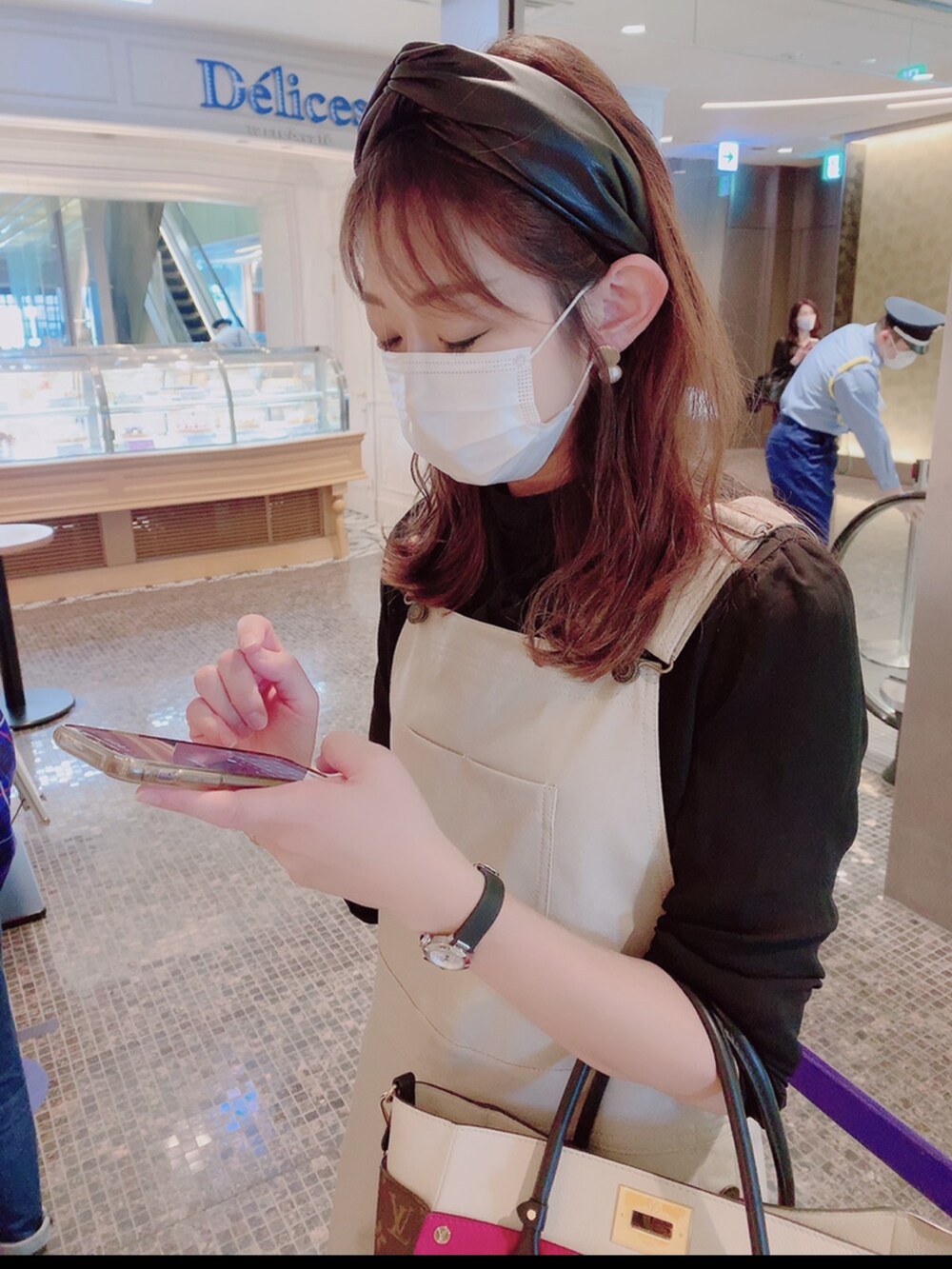 「オトナカジュアル、シンプルコーデ、シンプル、ジャンパースカート、GRL、低身長、ボウタイブラウス」｜「GRLのアイテム（ジャンパースカート、ベージュ系）」を使った、asuka𓂃⸜♡⸝さん（レディース・164cm）の春コーディネートの3枚目の写真