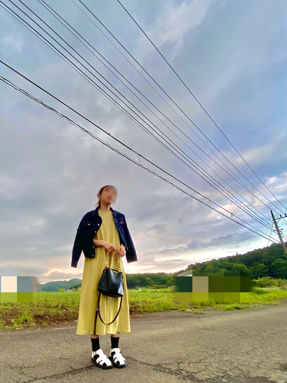 グリーン系のワンピース、ホワイト系のサンダルを着用したレディースの春コーディネートの3枚目の写真