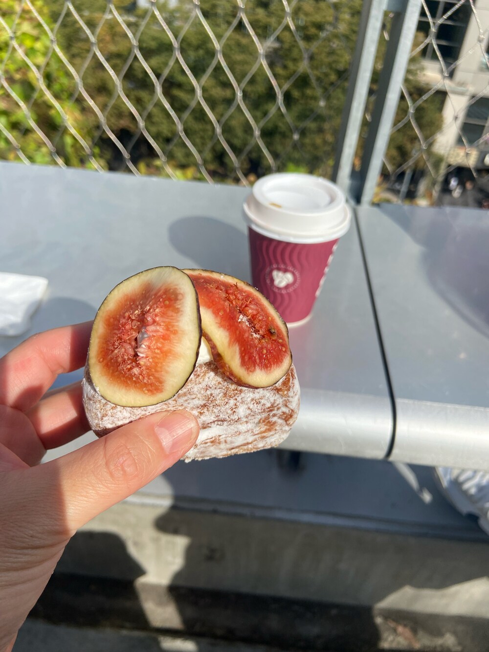 「お出かけコーデ、大人かわいい、ワンピース、プチプラ、シャギーニット、モノトーンコーデ、ロングワンピース、モノトーン、オレンジ、ボア、大人女子、大人カジュアル、ファッションを楽しもう、ゆったりコーデ、ゆるコーデ」｜「classicalelfの表情豊かな上品ニット。2wayフェザーニットカーデ（カーディガン/ボレロ、グレー系）」を使った、asuka𓂃⸜♡⸝さん（骨格ウェーブ・レディース・163cm）の秋コーディネートの4枚目の写真