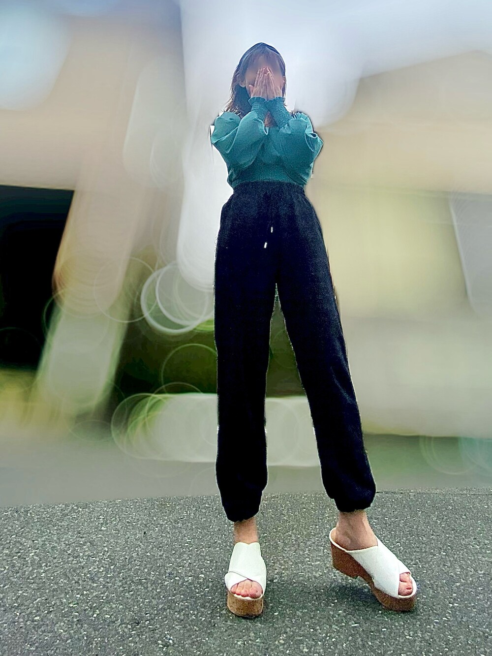 「カジュアル、スウェット、スウェットパンツ、パンツスタイル、シンプル、ootd、オトナカジュアル、ママコーデ、今日のコーデ」｜「GRLのアイテム（シャツ/ブラウス、グリーン系）」を使った、asuka𓂃⸜♡⸝さん（レディース・164cm）の春コーディネートの2枚目の写真