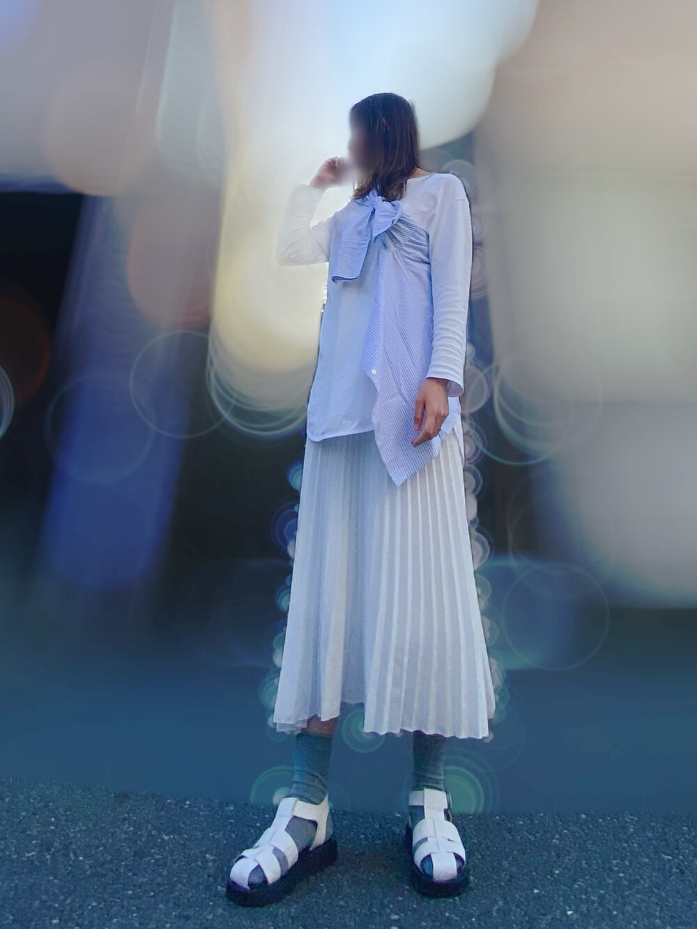 ホワイト系のTシャツ/カットソー、その他のシャツ/ブラウス、ホワイト系のサンダルを着用したレディースの春コーディネートの2枚目の写真