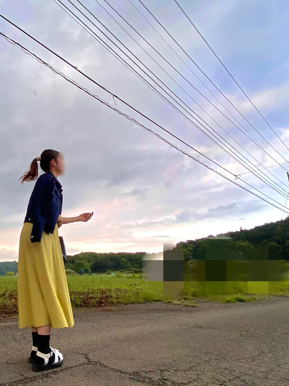 グリーン系のワンピース、ホワイト系のサンダルを着用したレディースの春コーディネートの2枚目の写真