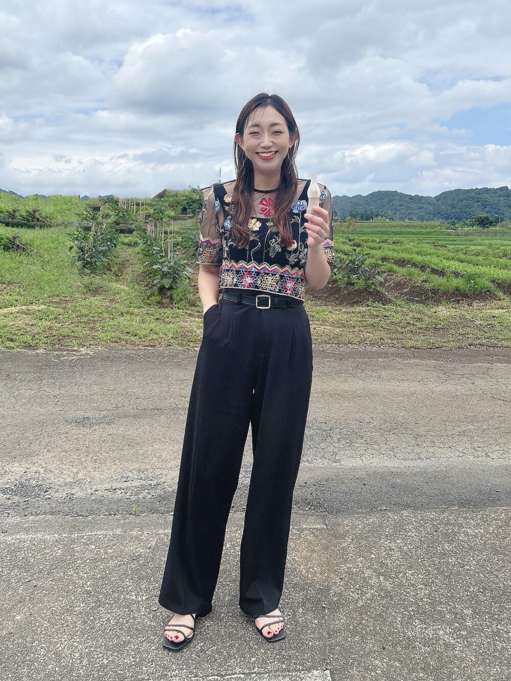 「フェススタイル、テーマパークコーデ、休日スタイル、シアートップス、SHEIN、GRL、ブラック、パンツスタイル、モノトーン、刺繍、大人カジュアル、プチプラ、シンプル、骨格ウェーブ、きれいめカジュアル」｜「SHEINのアイテム（トップス、ブラック系）」を使った、asuka𓂃⸜♡⸝さん（骨格ウェーブ・レディース・163cm）の夏コーディネートの2枚目の写真