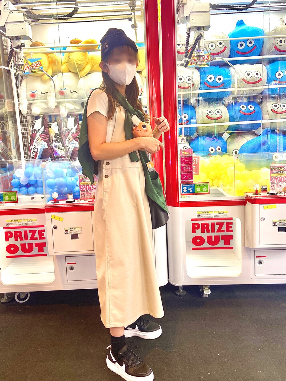「ラクチンコーデ、秋服、骨格ウェーブ、ジャンパースカート、レザー、ニット帽、ビーニー、ワンピース、エヴァミズノ、厚底シューズ、ママファッション、スニーカー、秋コーデ、シンプルコーデ、カジュアル」｜「エヴァミズノのアイテム（ニットキャップ/ビーニー、ブラック系）」を使った、asuka𓂃⸜♡⸝さん（骨格ウェーブ・レディース・163cm）の秋コーディネートの2枚目の写真