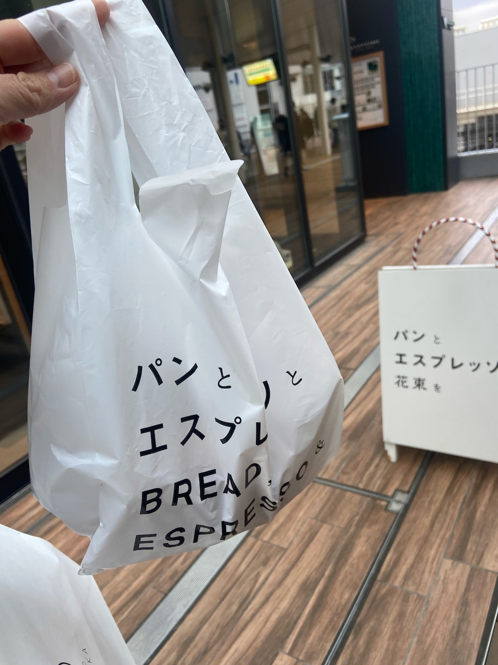 「休日コーデ、きれいめカジュアル、ロングスカート、ブラック、マーメイドスカート、カジュアルコーデ、レザージャケット、クラッチバッグ、モノトーン、シンプル、プチプラ、着回しコーデ、シアーシャツ、ママコーデ」｜「CIAOPANIC TYPYの【WEB限定】【ユニセックス】オーバーサイズフェイクレザーコーチジャケット（ライダースジャケット、ブラック系）」を使った、asuka𓂃⸜♡⸝さん（骨格ウェーブ・レディース・163cm）の冬コーディネートの2枚目の写真