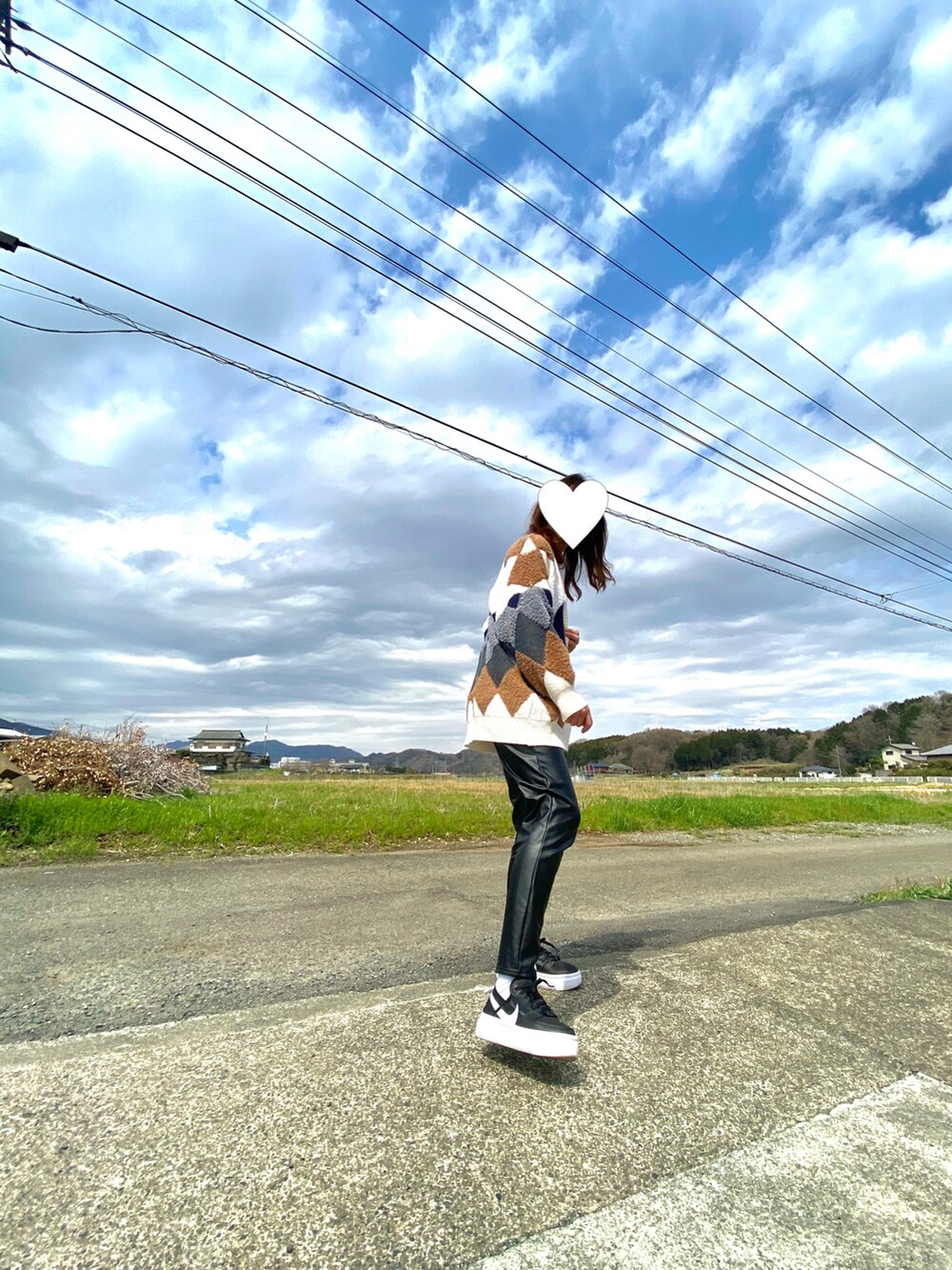 その他のカーディガン/ボレロ、ブラック系のショルダーバッグ、ブラック系のスニーカーを着用したレディースの春コーディネートの4枚目の写真