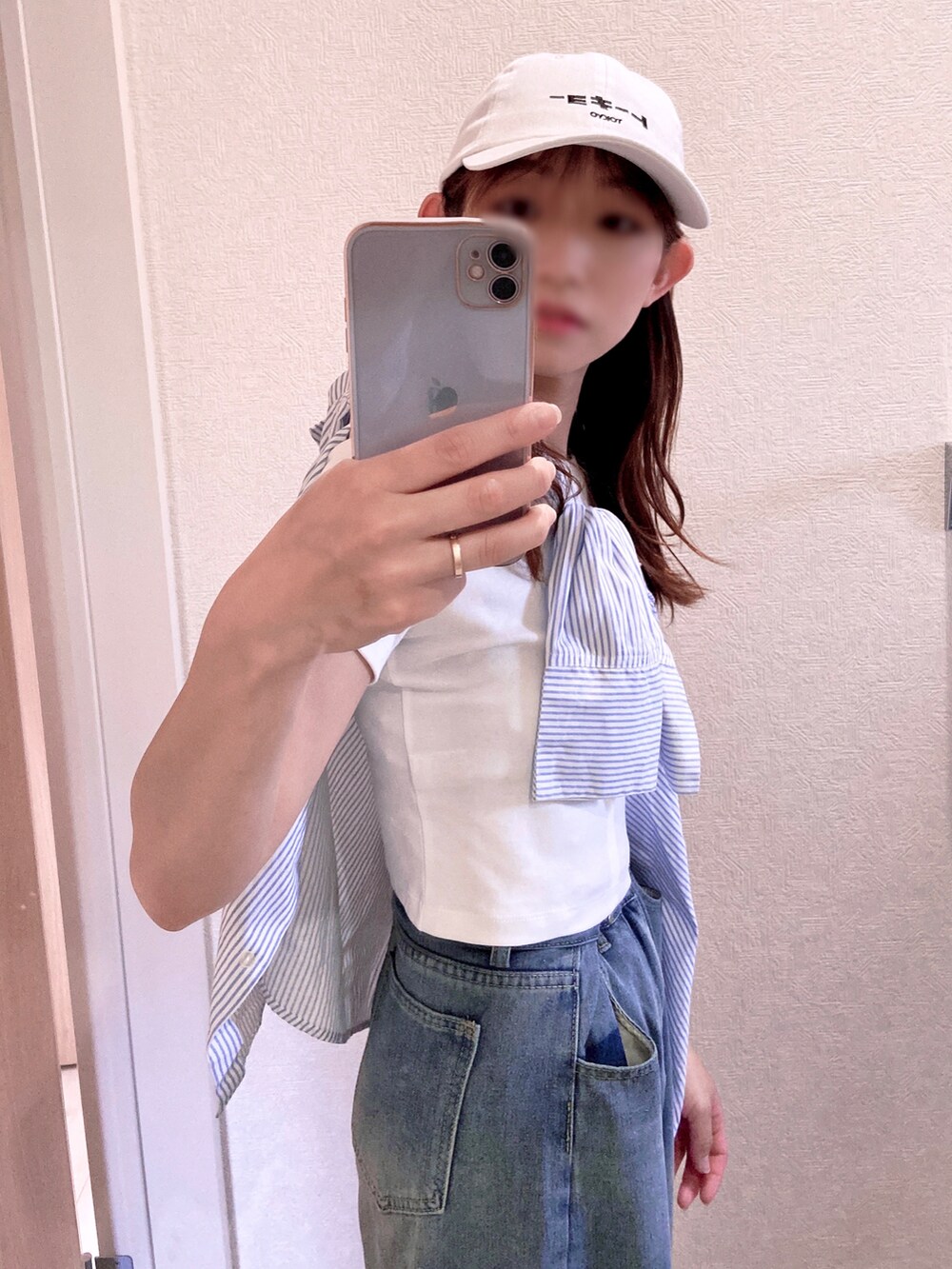 その他のシャツ/ブラウス、ホワイト系のTシャツ/カットソー、ブルー系のデニムパンツを着用したレディースの夏コーディネートの2枚目の写真