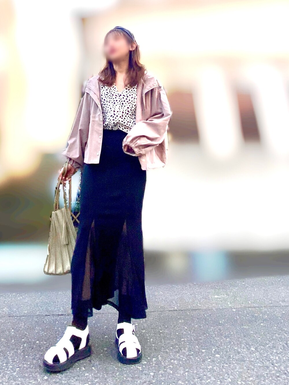 「オトナカジュアル、ootd、プチプラコーデ、グルカサンダル、マーメイドスカート、シンプル、マウンテンパーカー、GRL」｜「GRLのパワショルVネックダルメシアン柄ブラウス（シャツ/ブラウス、ホワイト系）」を使った、asuka𓂃⸜♡⸝さん（レディース・164cm）の春コーディネートの2枚目の写真