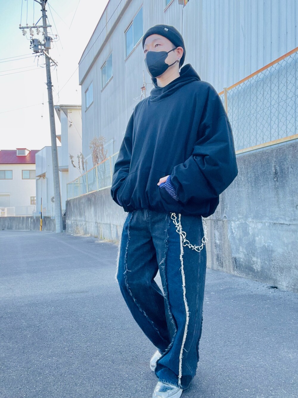 「休日スタイル、ビッグシルエット、デニムパンツ、フーディー、パーカー、スニーカー、ストリート、カジュアル」｜「NIKEのアイテム（スニーカー、シルバー系）」を使った、クリパン7.12さん（メンズ・169cm）の冬コーディネートの2枚目の写真