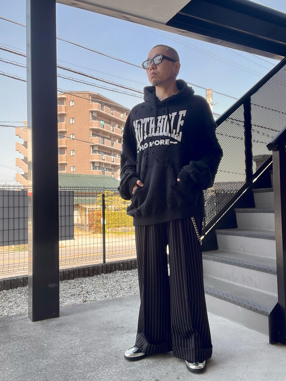 「春コーデ、休日スタイル、スラックス、パーカー、adidas、おしゃれさんと繋がりたい」｜「doubletのアイテム（パーカー、ブラック系）」を使った、クリパン7.12さん（メンズ・169cm）の春コーディネートの2枚目の写真