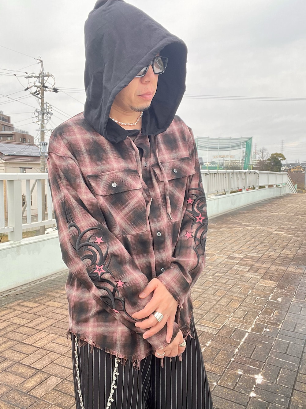「今日のコーデ、メンズコーデ、春服、スラックス、チェックシャツ、ajouterflow、スニーカー、adidassamba、お洒落さんとつながりたい、インスタフォローしてね！」｜「ajouter flowの【ajouter flow】ombre check shirt hoodie（シャツ/ブラウス、ピンク系）」を使った、クリパン7.12さん（メンズ・169cm）の春コーディネートの3枚目の写真