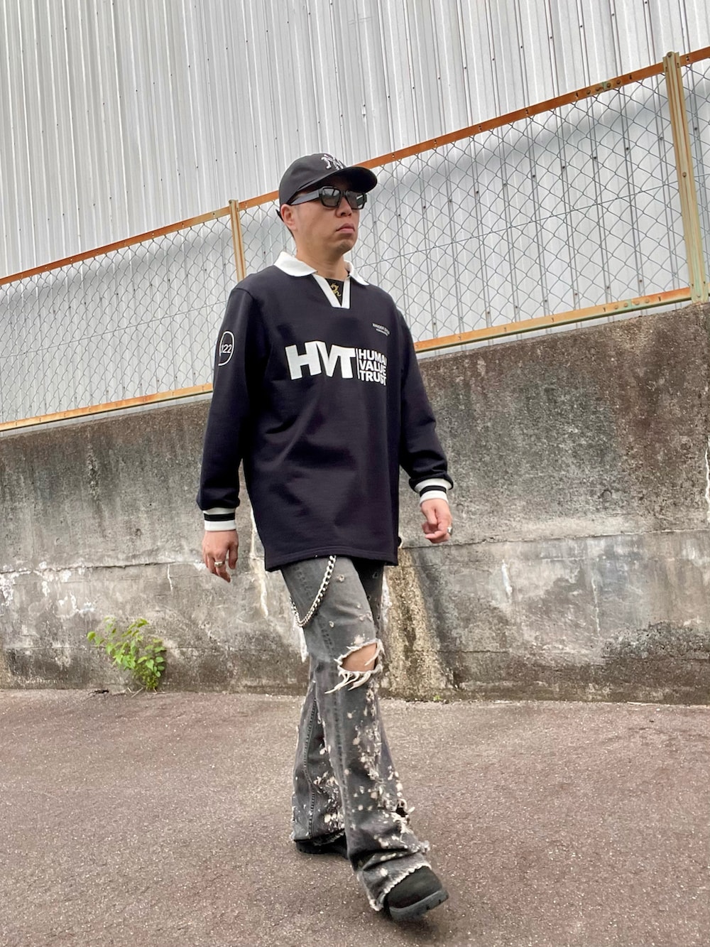 「今日のコーデ、ダメージデニムパンツ、デニム、キャップ、ゲームシャツ、Timberland、インスタフォローしてね！」｜「BASICKSの【BASICKS/ベーシックス】Bone New York Cap（キャップ、ブラック系）」を使った、クリパン7.12さん（メンズ・169cm）の春コーディネートの2枚目の写真