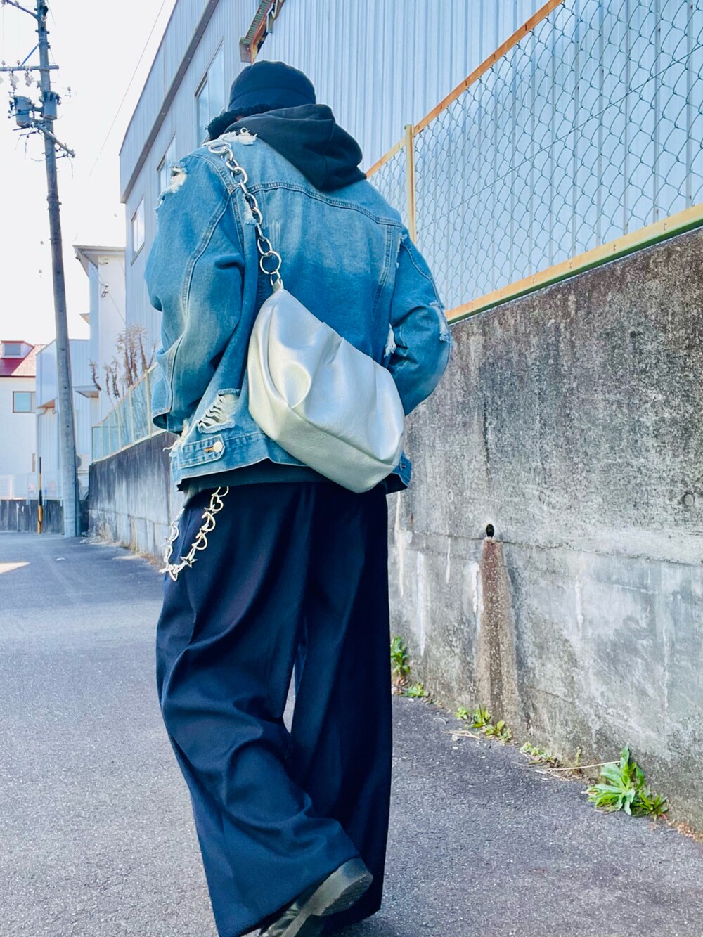 「お出かけコーデ、デニムジャケット、スラックス、デニム、ショルダーバッグ、バケットハット、お洒落さんとつながりたい、Chikashitsu+、jieda、GIDEAL」｜「Dr. Martensのアイテム（ローファー、ブラック系）」を使った、クリパン7.12さん（メンズ・169cm）の冬コーディネートの4枚目の写真