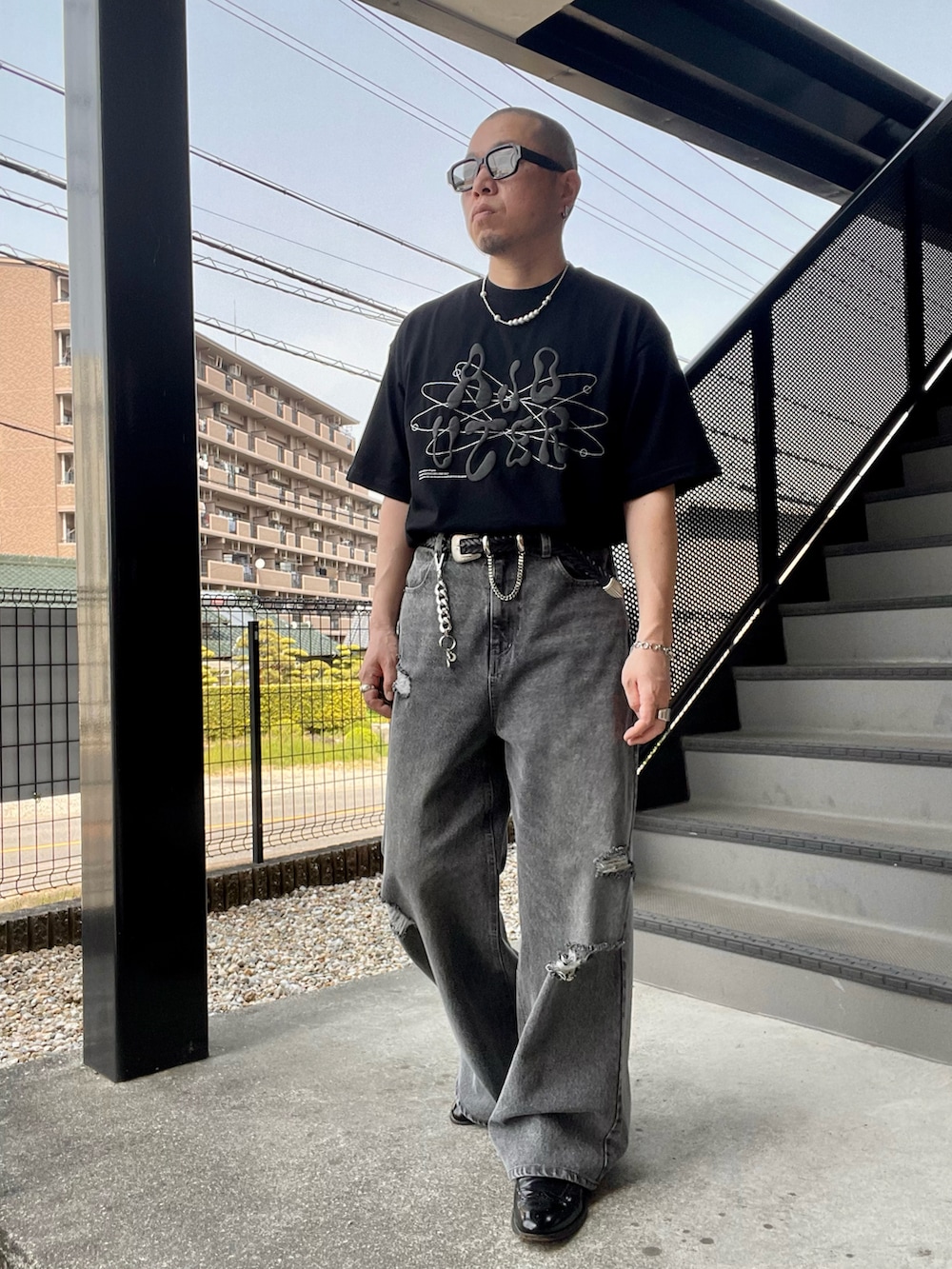 「ajouterflow、ストリートコーデ、オトナカジュアル、ワイドデニム、ダメージデニムパンツ、デニム、Tシャツ、アクセサリー、jieda、インスタフォローしてね！」｜「ajouter flowの【ajouter flow】space logo T-shirt（Tシャツ/カットソー、ブラック系）」を使った、クリパン7.12さん（メンズ・169cm）の春コーディネートの2枚目の写真